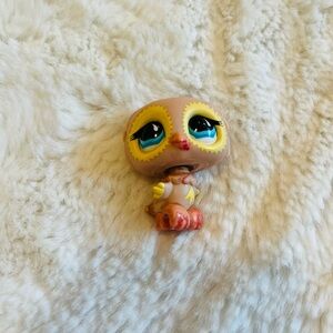 Littlest Pet Shop Peach And Yellow Accented Owl Bird #674 Blue Eyes